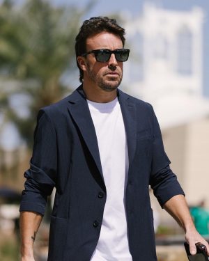 Fernando Alonso Instagram - Hello Bahrain ! Ready. @boss #beyourownboss 
📸: @zakmauger