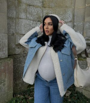 Fidji Ruiz Instagram - WINTER IN FRANCE ❄️☃️🍼