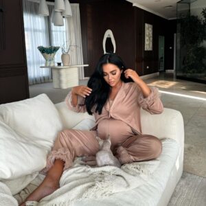 Fidji Ruiz Instagram - Un de nos derniers moments à 2 en ne faisant qu’un 🤰🏻🥹🫶🏼 une grossesse merveilleuse Al hamdoulilah Dieu merci 🤲🏼 
Ps : on peux constater qu’il y a même plus de différence entre les jambes et mes pieds 😂😭 #9months