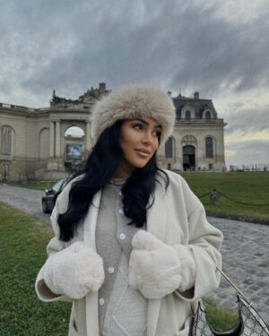 Fidji Ruiz Instagram - Au pays des merveilles d’hiver 🧊☁️❄️ 
Ta préféré 1,2 ou 3 ?