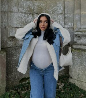 Fidji Ruiz Instagram - WINTER IN FRANCE ❄️☃️🍼