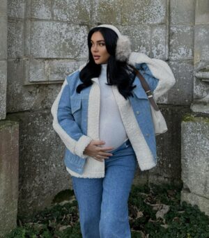 Fidji Ruiz Instagram - WINTER IN FRANCE ❄️☃️🍼