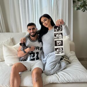 Fidji Ruiz Instagram - Future Mum & Dad Inshallah 🤲🏼 ✨♥️ 1+1= … @anasofficiel_