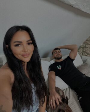 Fidji Ruiz Instagram - Aujourd’hui dans ma pellicule 🫶🏼 
Ps : je met du 36 hein 😅 @prettylittlething #prettylittlething #publicité