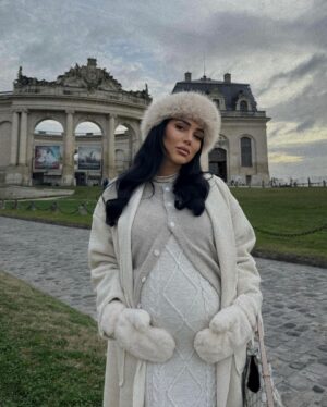 Fidji Ruiz Instagram - Au pays des merveilles d’hiver 🧊☁️❄️ 
Ta préféré 1,2 ou 3 ?