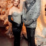 Filipp Kirkorov Instagram - ✨ В Новогоднюю ночь обычная девочка из Макеевки @mmmargaaret подарила картину Павла Пепперштейна @pavelpepperstein самому Филиппу Бедросовичу Киркорову @fkirkorov 👑 Павел написал портрет, который побывал на многих выставках и ярмарках, «Бедросыч» в 2019 году ⚡️ Спасибо Юре Омельченко @omelchenko4 что основал ARTПатруль и продвигает современное искусство. Он владеет галереей и проводит в ней выставки, как русских так и зарубежных скульпторов и художников ✨ #artпатруль #wowчудеса