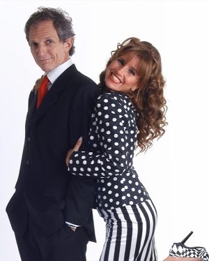 Florencia Peña Instagram - Hoy arranca en Netflix esta joyita 🥹 La hicimos hace 20 años. Con el mejor elenco del mundo. Me acuerdo que nos decían que estábamos locos; que era imposible hacerla bien. Que #TheNanny era irrepetible. Y lo logramos 💪🏻 Fue un tremendo éxito! No sólo por el rating altísimo y la cantidad de premios que obtuvimos, sino porque logramos hacer una versión maravillosa que hoy es reconocida en todo el mundo 🙏🏻 Ojalá disfruten de #LaNiñera tanto como nosotros al hacerla. Los amo compas hermosos 🧡 Que lindo volvernos a encontrar en otra pantalla para darle vida nuevamente a esta comedia brillante! 

@boyolmi @tedechina @mirtabusnelli @aruzzireal #RobertoCarnaghi #CarmenVallejos @agustinacordova @malenaluchetti @petocolombo @telefe @villarruel_clau @axelkuschevatzk @diegolalarcon @claudioferrariok #netflix