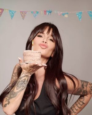 Florencia Peña Instagram - La señora se puso grande… bah, más grande 😂
Último suspiro antes de cambiar de década. Te pensas que no lo voy a festejar?! 😜🎂🥳