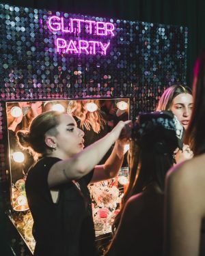 Florencia Peña Instagram - ✨ A brillar mi amor, @juanoterook ✨
Claro que en la fiesta teníamos que tener el último grito de la moda: Los glitters de @florbaragiani 🤩 y los tattoos increíbles de @tattoosnopain ✍🏻 Nadie se quiso quedar afuera 😜
¡Fueron la sensación de la noche! ⚡️

📸 @estudiotrescuartos 
📍 @rut.haus