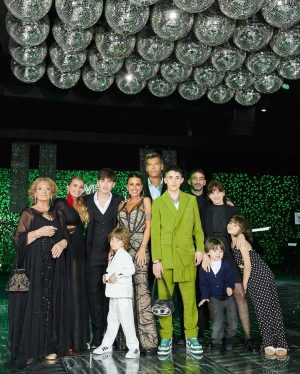 Florencia Peña Instagram - El festejo continúa 😜 Ahora la seguimos en @revistacaras 💚

@hectormaugeri @naiaravecchio @lilycastano 

📍 @rut.haus
🙌🏻 @eventosplanv @estudiotrescuartos 
💚 @cynthiamartos 
👗 @verodelacanal 
🍃 @ramiroarzuaga 
🎧 @djgastoncollica 
🪩 @dixigroup 
📸 @samuelganembeauty 
✨ @sebacruzcenteno