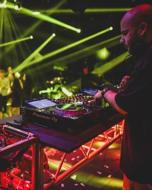 Florencia Peña Instagram - @djgastoncollica la rompiste toda 🎧 La música siempre es el alma de toda fiesta 🪩🎉 Y acá no podía ser menos!!! Nos bailamos la vida con @juanoterook! Y hasta @totooteroo se prendió a la joda 😜

📍 @rut.haus
🙌🏻 @eventosplanv