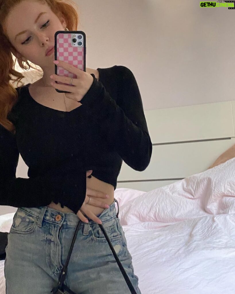 Francesca Capaldi Instagram - Mirror mirror on the wall🪞