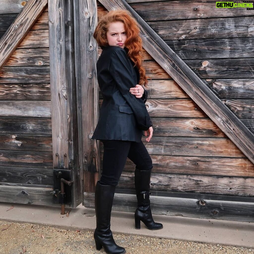 Francesca Capaldi Instagram - 🖤🤍