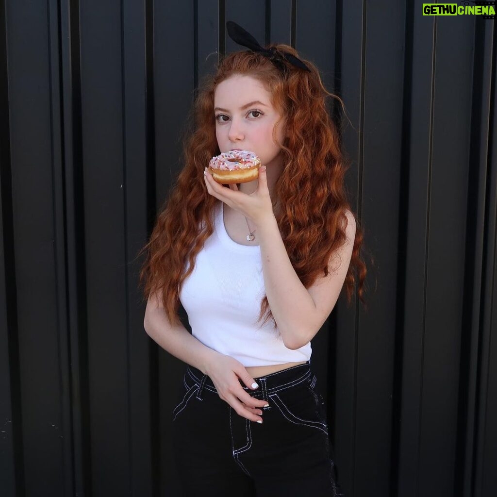 Francesca Capaldi Instagram - I 🍩 know what to get my friends for Christmas. Gift suggestions?! 🤍