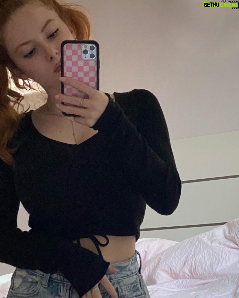 Francesca Capaldi Instagram - Mirror mirror on the wall🪞