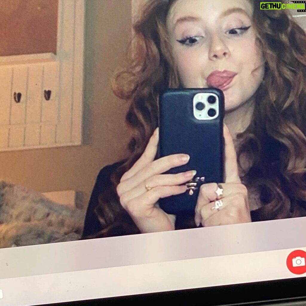 Francesca Capaldi Instagram - Me in the middle of my zoom class...🖤