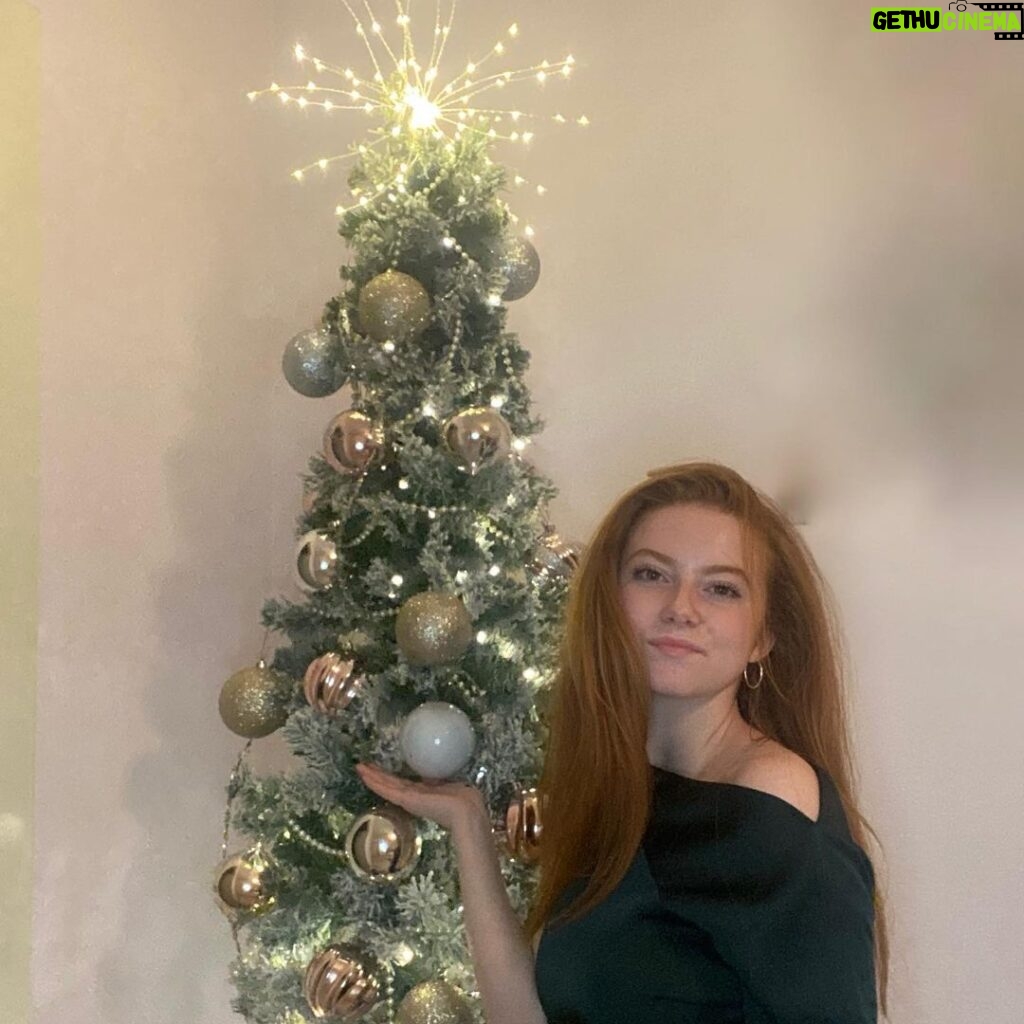 Francesca Capaldi Instagram - Merry Christmas 🤍✨🎄 How did you celebrate?