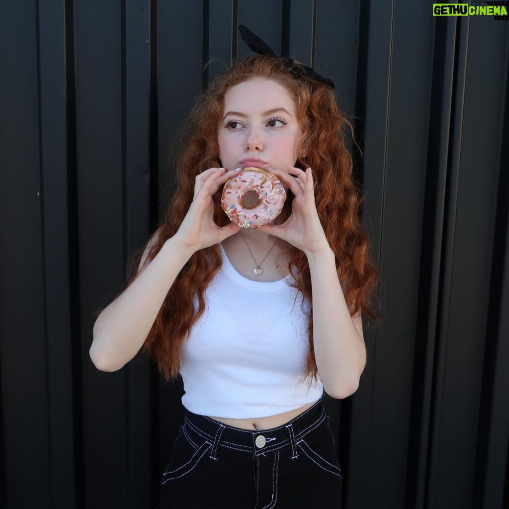 Francesca Capaldi Instagram - I 🍩 know what to get my friends for Christmas. Gift suggestions?! 🤍