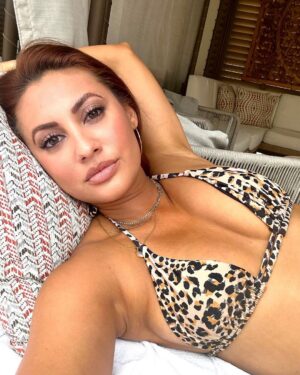Francia Raísa Instagram - Another weekend, another bathing suit, another little sister getting married 👰🏻‍♀️🥂