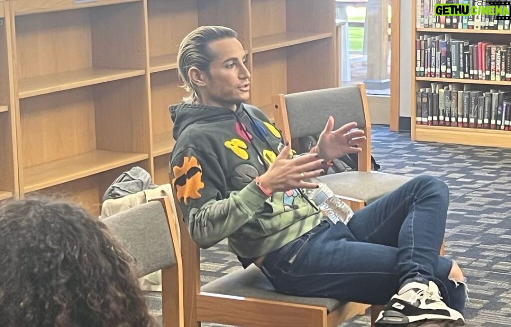 Frankie Grande Instagram - What an honor it was to speak with the Genders & Sexualities Alliance at New Hope-Solebury High School. GSAs are disappearing all across the country, and it’s so incredibly vital that we keep them alive 🏳️‍🌈 LGBTQ+ kids NEED safe spaces in our schools. It’s so important to have places where they can read the books that end up getting banned by right-wing legislatures to show them that it is NORMAL to identify as LGBTQ+. Because it IS NORMAL. People love who they love, and we must do everything we can to keep that reality alive for our youth 💞
