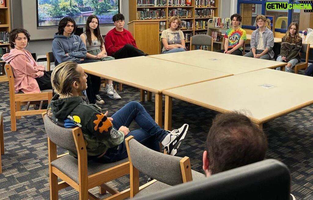 Frankie Grande Instagram - What an honor it was to speak with the Genders & Sexualities Alliance at New Hope-Solebury High School. GSAs are disappearing all across the country, and it’s so incredibly vital that we keep them alive 🏳️‍🌈 LGBTQ+ kids NEED safe spaces in our schools. It’s so important to have places where they can read the books that end up getting banned by right-wing legislatures to show them that it is NORMAL to identify as LGBTQ+. Because it IS NORMAL. People love who they love, and we must do everything we can to keep that reality alive for our youth 💞