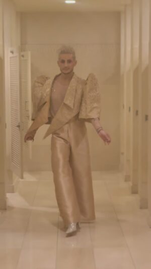 Frankie Grande Instagram - Color palate on point. Thanks @mandohbstylin & @kennethbarlis_official for helping me bring the drama to last night’s @glaad awards. 💛