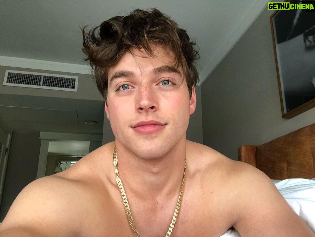 Froy Gutierrez Instagram - hoy me levanté feliz ➖🧦➖