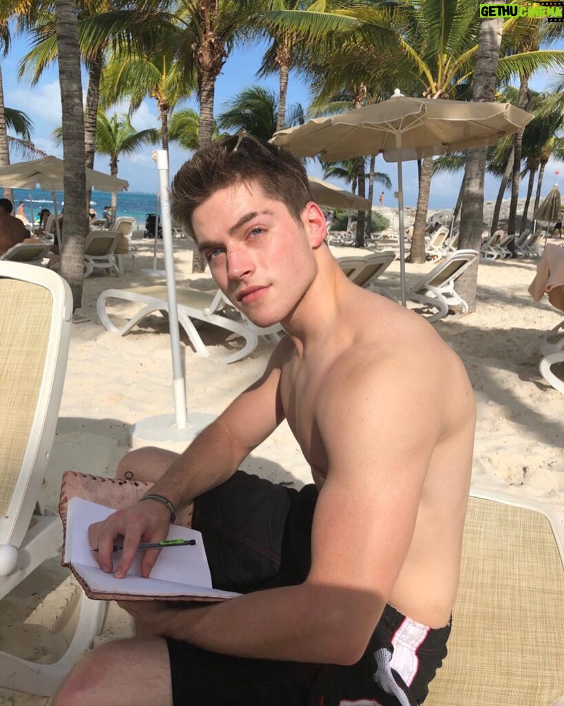 Froy Gutierrez Instagram - la forma en que me gusta empezar mi primer día del año ➖☀️➖ Mexico