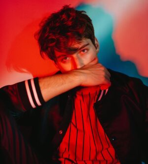 Froy Gutierrez Instagram - eyes are open, all I see is red 
here’s to hopin I’ll see you instead ➖🎴➖