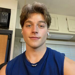 Froy Gutierrez Instagram - 1994 Jamie -> 1995 Jamie

episode 3 of @cruelsummer is out tonight! thank you all for your birthday wishes