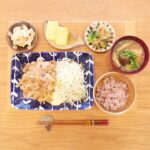 Fumino Kimura Instagram - *** 今日は栗ご飯が食べたくなる 秋を感じるお天気だね！ 昨日の夜から風が気持ちいいから 窓を空けて生活してます🎐🫧 しょうが焼き 蓮根の明太マヨ和え だし巻きたまご 青梗菜のおひたし ナスと厚揚げとしめじのおみそ汁 雑穀米 真上から撮ったら 赤白帽みたいな半分加減。 分かるかな？ ウルトラマン〜とか やる子いたよね？ #今日のごんはん