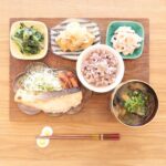 Fumino Kimura Instagram - *** ちょっと家を空けていました！ 焼きサケ ウィンナー キャベ千サラダ 白菜のごま和え カリカリ厚揚げの玉ポンのせ 蓮根の明太マヨ和え わかめと何かのおみそ汁 雑穀米 この写真1週間以上前のものだから なんのおみそ汁だったか忘れちゃった。笑 #今日のごんはん