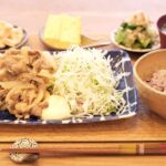 Fumino Kimura Instagram - *** 今日は栗ご飯が食べたくなる 秋を感じるお天気だね！ 昨日の夜から風が気持ちいいから 窓を空けて生活してます🎐🫧 しょうが焼き 蓮根の明太マヨ和え だし巻きたまご 青梗菜のおひたし ナスと厚揚げとしめじのおみそ汁 雑穀米 真上から撮ったら 赤白帽みたいな半分加減。 分かるかな？ ウルトラマン〜とか やる子いたよね？ #今日のごんはん