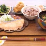 Fumino Kimura Instagram - *** ちょっと家を空けていました！ 焼きサケ ウィンナー キャベ千サラダ 白菜のごま和え カリカリ厚揚げの玉ポンのせ 蓮根の明太マヨ和え わかめと何かのおみそ汁 雑穀米 この写真1週間以上前のものだから なんのおみそ汁だったか忘れちゃった。笑 #今日のごんはん