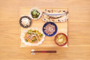 Fumino Kimura Instagram - ***
おはようございます！
昨日のごはんでした。

イワシの内蔵取るときに
大きく切りすぎて
焼いたら縮んで食べかけみたいな
見た目になってしまいました🥹

チンジャオロース風
ごぼうとカニかまのマヨ和え
わかめとキュウリと生姜の酢の物
イワシの丸焼き
キャベツとタマネギのおみそ汁
雑穀米

お祝いのメッセージ
たくさんありがとう御座います🙏