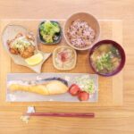 Fumino Kimura Instagram - *** おはようございます🫧 昨日のごはんでした。 前回のみぞれ煮の鶏が少し多かったので 別でタレに漬けてひと晩寝かせて ちょこっとから揚げにしました。 焼きサケ キャベツ、トマト から揚げのねぎダレがけ ブロッコリーのごま和え レンコンの酢の物 ナスとお揚げのおみそ汁 雑穀米