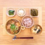 Fumino Kimura Instagram - *** 昨日のごはんでした。 鶏としめじのみぞれ煮 ほうれん草のお浸し レンコンの酢の物 切り昆布煮 お豆腐とワカメとねぎのおみそ汁 雑穀米 みぞれ煮初めて作ったけど 結構好きな味だったなぁ 最近寝落ち癖ついちゃってる🐳