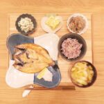 Fumino Kimura Instagram - *** 今日のごはんでした。 頂き物のの立派な干物 残り物のちくわときゅうりのツナマヨ和え 調子に乗って作って 今度は失敗しただし巻き卵 常備菜として作って忘れてた 舞茸と白滝のピリ辛煮 おネギとお豆腐のおみそ汁 雑穀米 今日は初めてサバをサバきました🐟 今塩サバにしてるから 明日の朝には食べ頃かな、楽しみ✨