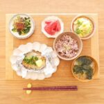 Fumino Kimura Instagram - *** 今日のごはんでした。 昨日の話からの今日のサケ。笑 サケのホイル包み焼き ほうれん草のさっぱり和え 塩トマト ブロッコリーと卵のマヨサラダ ワカメと大根のおみそ汁 雑穀米 そう言えば７月になってた！ 2023年もあと半分かー エンジンかけていかないと🌋