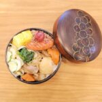 Fumino Kimura Instagram – ***
いつかのお弁当。

ぶたじゃが
竹輪ときゅうりの辛子マヨ和え
だし巻きたまご
ホウレンソウのさっぱり和え
コロンと残ってたウィンナー
雑穀米ごはん
#ふるきみ のおかあさんの梅干し

奥能登にある農家民宿#ふるきみ
のおかあさんが持たせてくれた梅干し。
今まで食べた中で一番好きで
無くなっては送って貰ってました。
またひと瓶無くなったよ
また送って貰えるの楽しみにしてるね！！

江戸切子かと思うような
美しいクヌギの紋様が広がる
#大野製炭工場 の木炭は
今でもうちの玄関に鎮座してます。
玄関に木炭、とても良いんですって🪵

奥能登と言えば海草の森！
#木ノ浦ビレッジ では
私のYouTube初投稿動画で
大変お世話になりました。
ビジネスに農業にダイビングに
マルチに大活躍でカッコ良かったなぁ✨

移住組のみんなは
生まれて初めて捌いてます！
って言いながら手作りの
ぶりしゃぶご馳走してくれて
それが美味しくて美味しくて
食べて飲んで語り合って
そんな時間が大好きだから
復興の時に足繁く通うね。

他にも番組のプレゼント企画でも
選ばせて貰った#ふくべ鍛冶 さんや
美味しいでしょ、ふふ🤭って
自分のところのお酒が本当に好きな事が
伝わってくる酒蔵案内をしてくれた
#松波酒造 の聖子さん

今は何も力になれなくてごめんなさい。
またみんなで大好きな時間を過ごせますように。

そしてこれを見てくれた方
一にも二にも備えです！！
よく聞く三日分の備え、は
命の分水嶺である72時間を
耐え抜くための備えでもあるそうです。
ご家族や大切な方々との避難場所の確認も
必ずしておいて下さいね🙏🏻

🕊️奥能登はこんなに素敵なところです🕊️
🎥よんなな @yonnana_people
▶️【奥能登に生きる】
 https://youtube.com/@yonnana?si=X3glga1nkafr8w89
スクリーンショットして貰って
リンク長押しでコピーできるので
是非遊びに行ってみて下さい。
能登の素敵が詰まってます！！
●●●共感していただけたら●●●
ふるさと納税で復興を支えてください
https://www.city.suzu.lg.jp/site/hurusato-nouzei/4025.html

長くなってごめんなさい！
好きなひと、もの、ことって
勝手にシェアしたくなっちゃうっ許してっ
みんなはどんな一日でしたか？
また明日ね、おやふみ🫰🏻✨