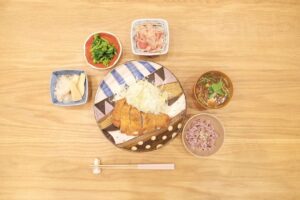 Fumino Kimura Instagram - ***
先日の夜ごはんでした。

夜はあまり食べないのだけど
(朝〜お昼たくさん食べるので)
テレビでとんかつの特集を見てしまい
どうしてもどうしても食べたくなり
作ってしまいました…🤤🍖

薄切りロースを重ねて
チーズミルフィーユとんかつ
筍と結びこんにゃくのさっと煮
菜の花の辛子和え
トマトと新玉ねぎのぽん酢サラダ
なめことお豆腐みつ葉のお味噌汁
雑穀米

金曜日はやることいっぱい！ 
今週ラスト、がんばろー🌷