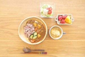 Fumino Kimura Instagram - ***
今日の朝ごはんでした。

ここ数日どっと疲れてしまっていたので
週の初めにお天気良くて体調も良いと
何だか嬉しくなりますね☀️✨

焼きズッキーニ乗せ雑穀米カレー
シーチキンとトマトのサラダ
えのきと落とし卵のスープ
越後姫🍓と、せとか🍊

越後姫も好きないちごの
1つなんですけど
越後姫が出てくると
いちごの季節も終盤ね、と
ふんわり思ったり。

さて！
今日も一日頑張りましょー🙌🏻✨