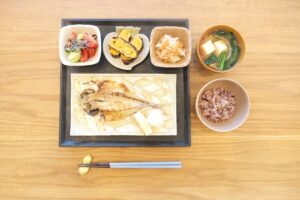 Fumino Kimura Instagram - ***
今日の朝ごはんでした。

やってしまいました。
何でか洗い物が気になって
ささっと洗ったつもりだったのに
その間にたまご焼きは
すっかりお黒くなられて、、。
まぁいいかと剥いで食べました。笑

アジの干物
トマトときゅうりの塩昆布和え
豪快に焦がしたたまご焼き
切り干し大根
玉葱とお豆腐とほうれん草のお味噌汁
雑穀米

たくさんのお祝いメッセージ
ありがとう御座います💌
気張らずのんびり
毎日の食卓を楽しみます🍚✨