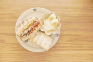 Fumino Kimura Instagram - ***
今日の朝ごはんでした。

トルコ🇹🇷で初めて食べて
すっごい感動したサバサンド
バナナヨーグルト

ちょっとバタバタしてたので
断面が本当にキレイじゃないし
写真もなんだか様子がおかしいけど
こういうところもご愛嬌って事で。笑

ヨーグルトだけささっと食べて
サンドイッチはお弁当にして🧺🌸
今日は大事なところへお出かけです。