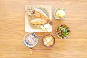 Fumino Kimura Instagram - ***
今日のごはんでした。

頂き物の立派な干物✨
ものを増やすのが好きじゃないから
美味しく楽しく頂いて無くなる
食材とかお出汁は
本当に有難い贈り物です！
ありがとう御座います🙏✨

干物で焼き魚定食
大根、お豆腐、油揚げの田舎風おみそ汁
トマトと三つ葉のごま塩和え
雑穀米
メロゴールド

二枚目見て見て！！
おみそ汁の湯気写ったの！
何か一日ハッピーな気持ち🤭♨️