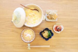 Fumino Kimura Instagram - ***
今日のごはん。

昨日の夜は頂いたっきり眠っていた
カニ🦀さんを黙々と食しまして
取っておいた分でお雑炊にしました！

殻と身の詰まった肩部分からとった
濃厚カニ出汁のお雑炊
シラス香味野菜ダレのカリカリ厚揚げ
塩昆布トマト
大根と小松菜の煮物

カニやお鍋のあとのお雑炊とか
すき焼きのあとのおじやとか
肉じゃがの残りでカレーとか
昨日の想い出で今日のごはんも
美味しく食べられるみたいな
そういう感じが好きです🤭✨

また明日🙌🏻