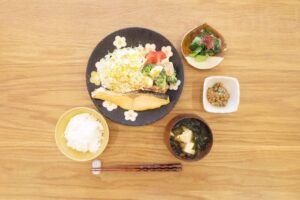 Fumino Kimura Instagram - ***
今日の朝ごはんでした。

朝寒くて中々お布団から出られず
うだうだーってごはん炊いてー
お味噌汁作ってーってしてたら
身体が温まってきて
何とか楽しく作れました！
身体動かすって大事ですね🫣

焼きサケ
山盛りキャベツとトマト
ブロッコリーとゆで卵と
ウィンナーのホットサラダ
チンゲンサイのお浸し
お塩で食べる納豆
わかめとお豆腐のおみそ汁

なるべく温かくして
足もとに気を付けて早めに帰ってね☃️✨