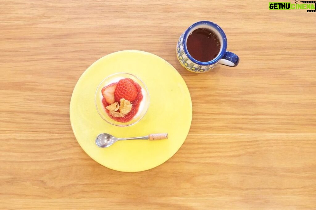 Fumino Kimura Instagram - *** 今日の朝ごはんでした。笑 たまにある身体が重い朝は ヨーグルトと果物で 簡単に済ませてるんですけど 折角なら楽しくしたいなぁと 沢山頂いたいちごの一部を使って 自家製パフェにしてみました。 無糖ヨーグルトとシリアルと 手作りいちごジャムのパフェ🍓 なんとなくテンション上がりました🤭 そのいちごジャムの作業工程を 2分ほどの動画にしてYouTubeにUpしてるので お暇なときに是非🎥 https://youtube.com/channel/UCWgUeTjq1hUc2sC9t6y-Mzw ↑プロフィールからも飛べます♡