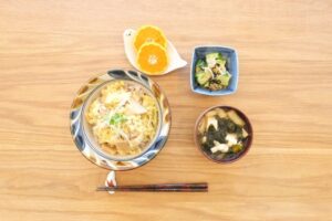 Fumino Kimura Instagram - ***
こんにちは！
今日の朝ごはんでした。

昨日のつけ汁の残りに
白菜とおネギをたっぷり加えて卵でとじて
雑穀ともち麦のごはんにどーんしました。

おぶたさんとタケノコの
リメイク卵とじ丼
きゅうりとタマネギの塩昆布和え
わかめとお豆腐と油揚げのおみそ汁
みかん

今日はやること沢山だから
しっかり食べてわしわし動くぞー！