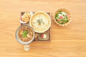 Fumino Kimura Instagram - ***
今日の朝ごはんでした。

おぶたさんとタケノコのつけ汁
軽い食感がお気に入りの
シマダヤ糖質40%オフ本うどん
納豆キムチお揚げ
#奥能登 #ふるきみ の
おかあさん手作り梅干し
新生姜のお漬けもの
ベビーほうれん草と大根と
湯むきトマトのしらす和風サラダ

お盆のサイズ間違えちゃったし
刻み海苔が風で散りました。笑

換気が好きなので
真冬でもお天気良ければ
窓全開な我が家です☀️